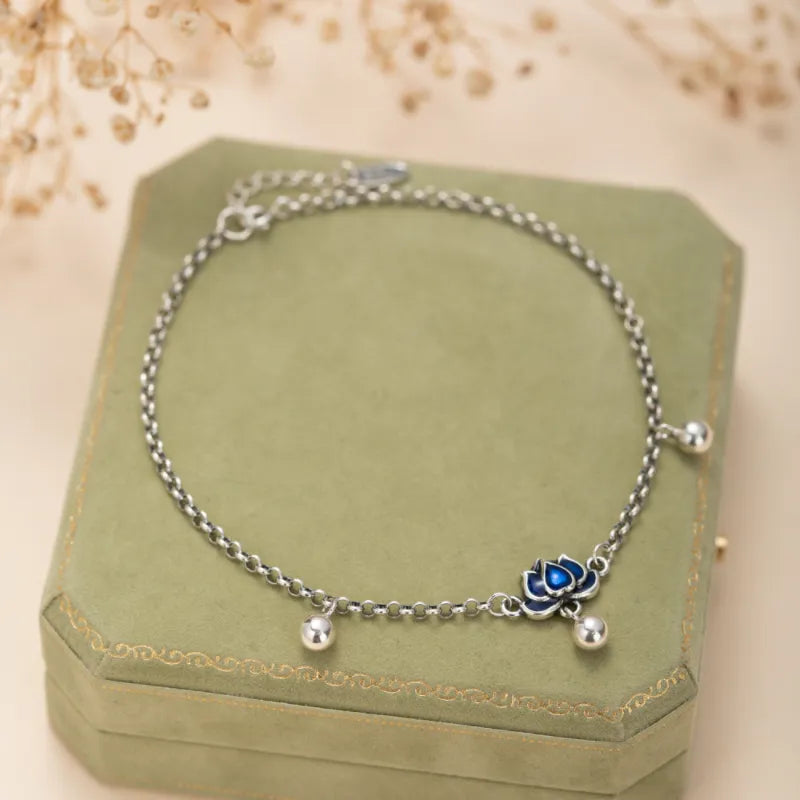 Bracelet de cheville en argent avec un pendentif charmant en forme de lotus bleu et trois petites billes décoratives.