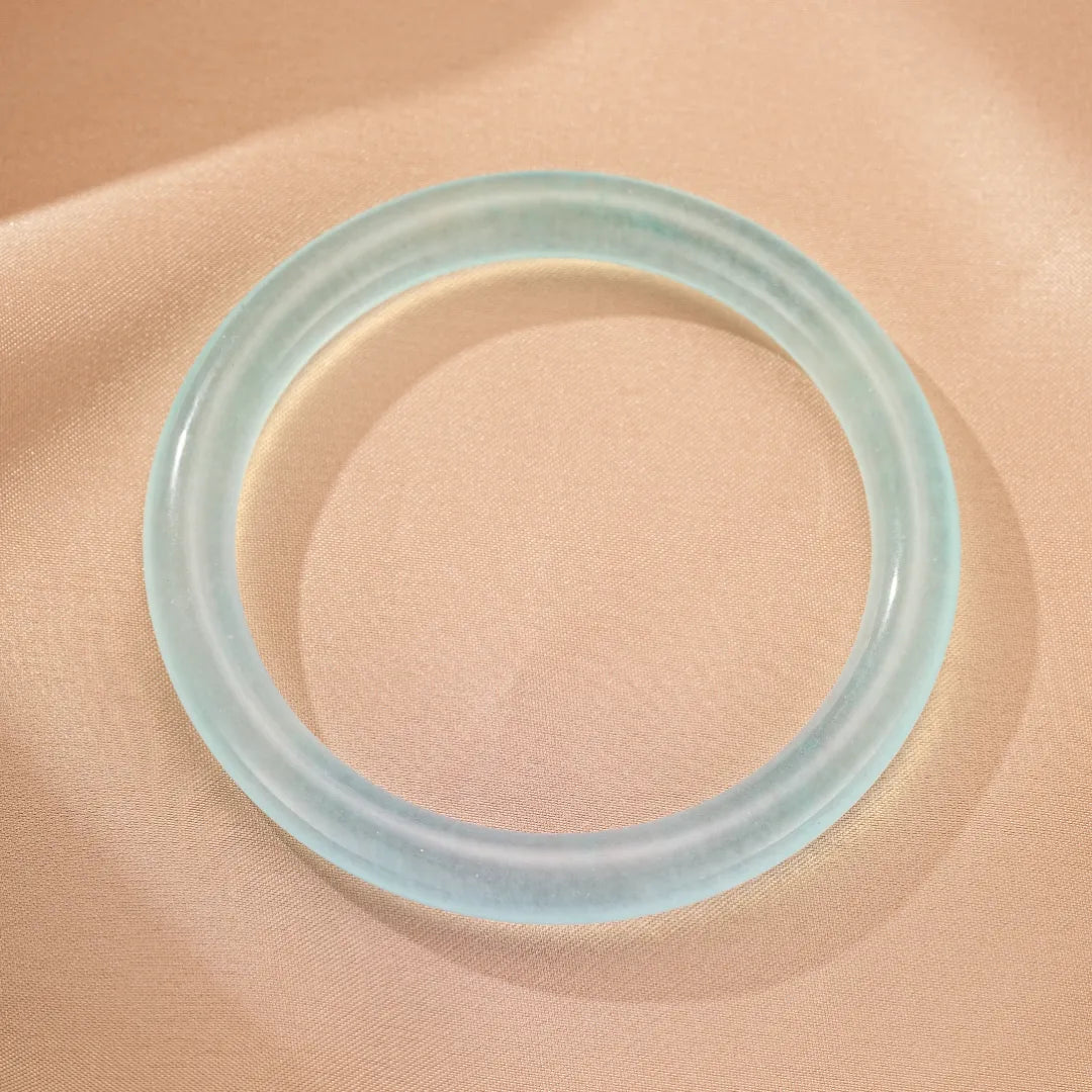 Bracelet jonc en aigue-marine "Douceur Marine" sur un fond satiné beige