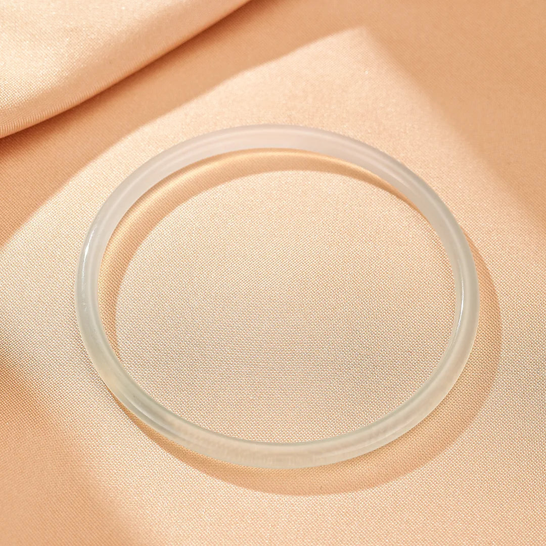Bracelet jonc en calcédoine translucide sur fond de tissu beige satiné