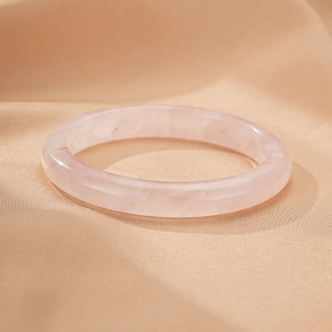 Bracelet jonc en quartz rose "Amour Inconditionnel" sur fond satiné beige