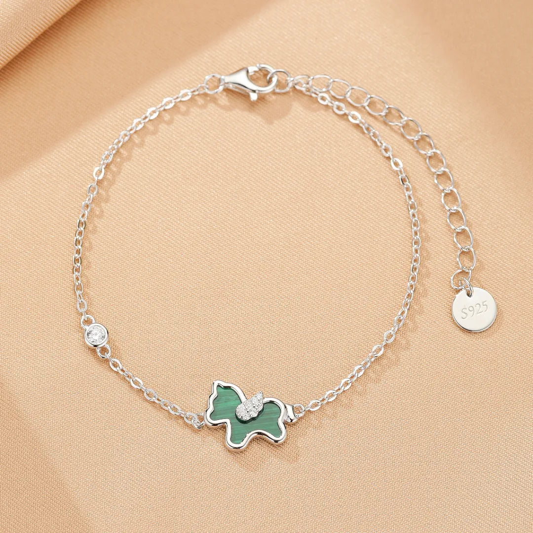 Bracelet en argent 925 avec un pendentif en forme de cheval en malachite serti de petits diamants, et une petite pierre transparente sur la chaîne.