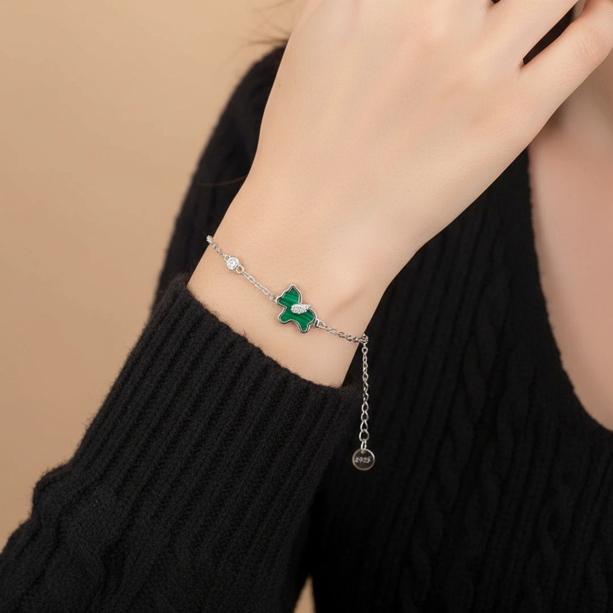 Bracelet "Liberté Douce" en argent avec un pendentif en forme de cheval en malachite verte et des cristaux brillants.