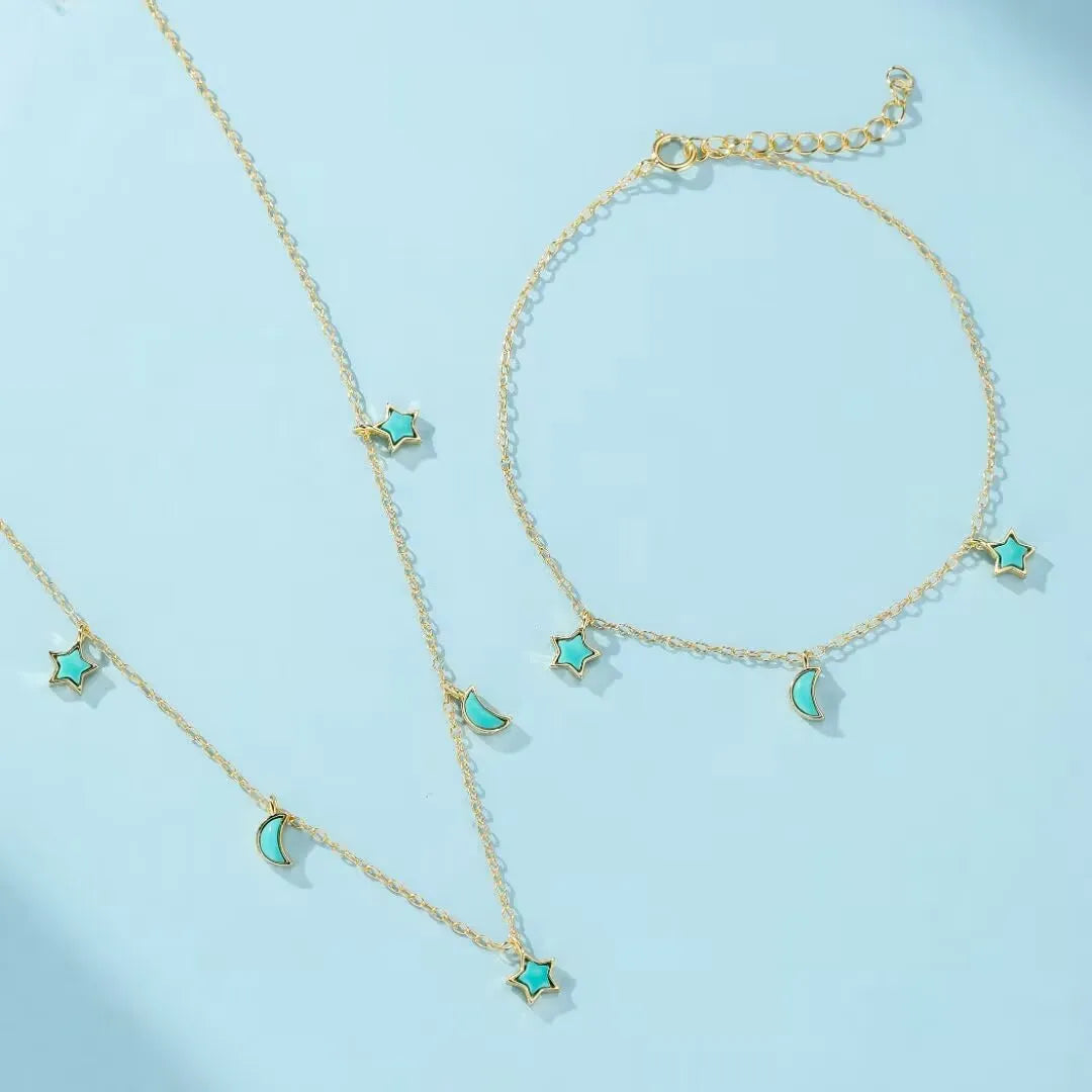 Bracelet en argent doré avec turquoise en forme d'étoiles et de lunes.