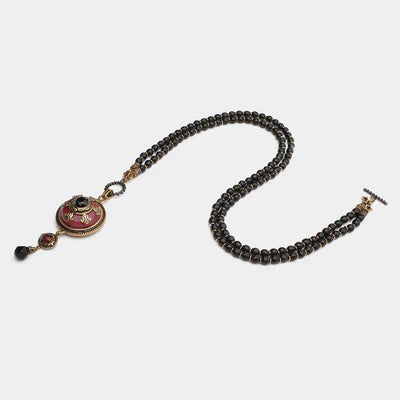 Collier Agate "Merveille d'Antan" avec pendentif rond rose et pierres sombres.