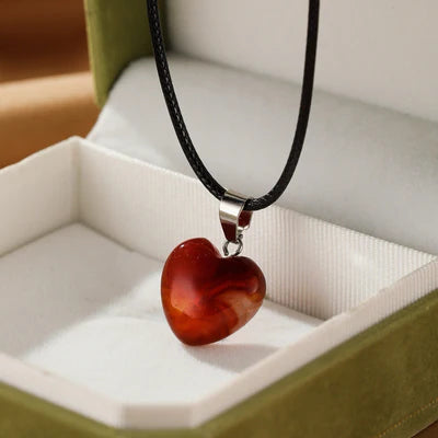 Collier avec pendentif en forme de cœur en agate rouge, présenté dans une boîte cadeau.