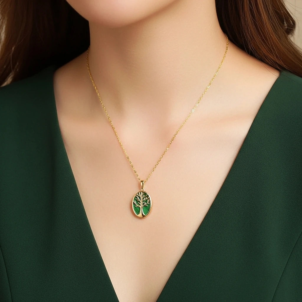 Collier Arbre de Vie en argent doré avec une pierre de malachite verte naturelle, porté par une femme.