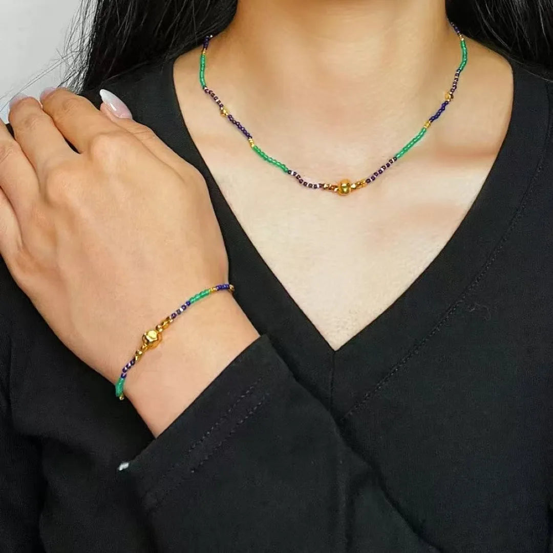 Ensemble collier et bracelet "Sagesse Intérieure" en argent doré or, orné de perles lapis lazuli bleues, vertes et dorées.