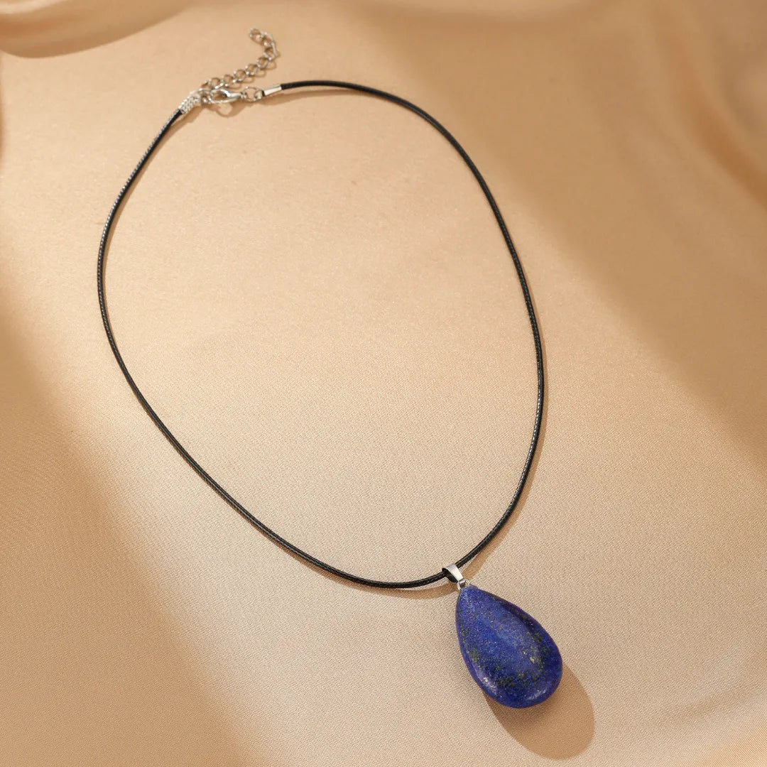 Collier avec pendentif en forme de goutte en lapis lazuli bleu profond sur un cordon noir