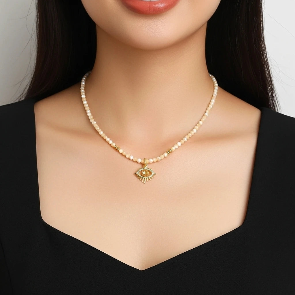 Collier "Regard Protecteur" en argent doré or, orné d'une pierre de citrine et d'un pendentif œil stylisé serti de zircons.