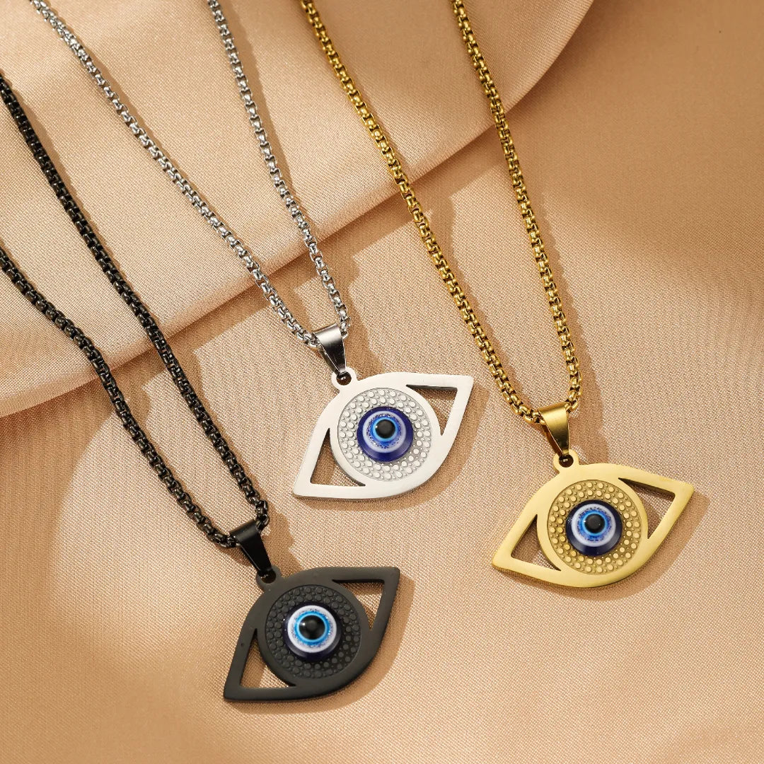 Trois colliers avec un pendentif œil bleu stylisé, disponibles en noir, argent et or, ornés de zirconiums brillants.