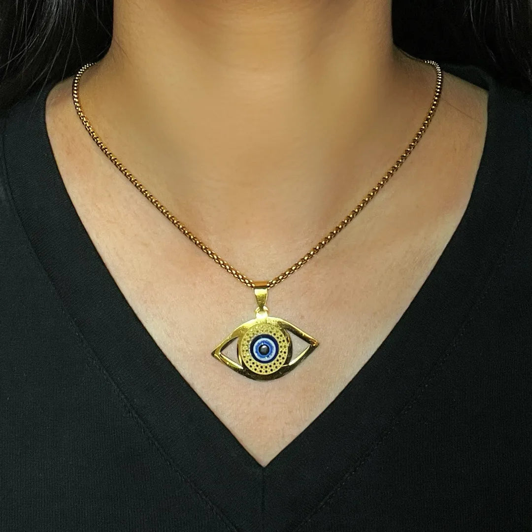 Collier Mauvais Œil "Protection Lumineuse" en or avec pendentif œil stylisé et centre bleu sur une chaîne fine.