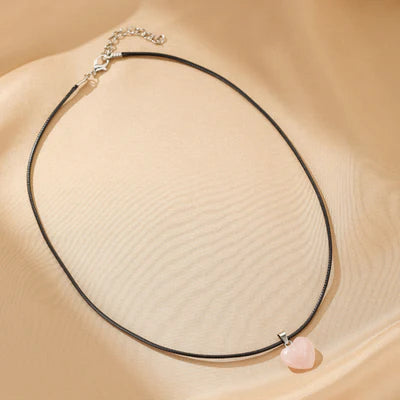 Collier avec pendentif en forme de cœur en quartz rose sur cordon noir, fermoir argenté réglable