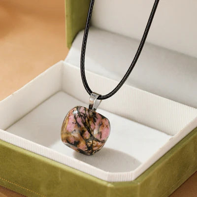 Collier "Douceur Naturelle" avec pendentif en rhodonite rose et noire, présenté dans une boîte cadeau verte.