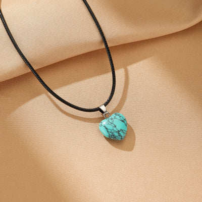 Collier avec pendentif en forme de cœur en turquoise brute sur un cordon noir