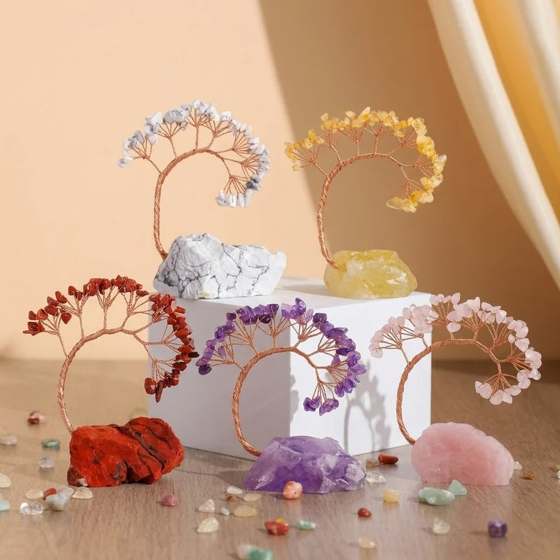 Arbre de Vie en pierres naturelles multicolores (améthyste, quartz rose, citrine, jaspe rouge, howlite) avec un tronc en fil de cuivre, posé sur une pierre brute.