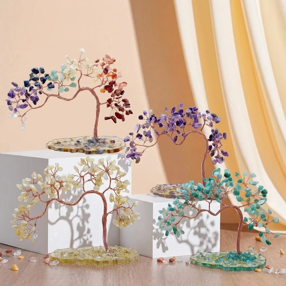 Quatre arbres de vie décoratifs en pierres naturelles aux couleurs variées : violet, vert, jaune et multicolore, sur des socles en résine assortis.