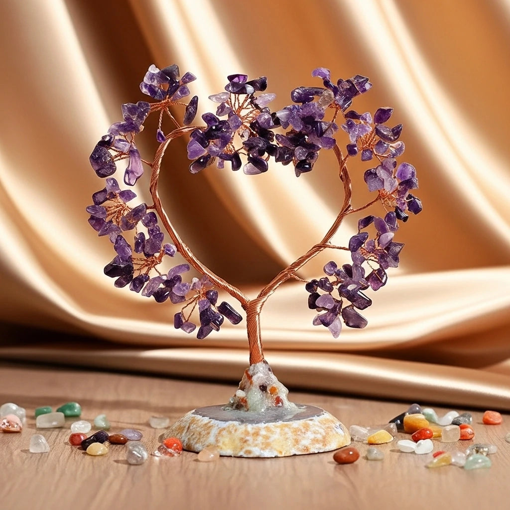 Arbre de vie en améthyste avec tronc en fil de cuivre torsadé, monté sur une base en pierre naturelle et entouré de petites pierres colorées.