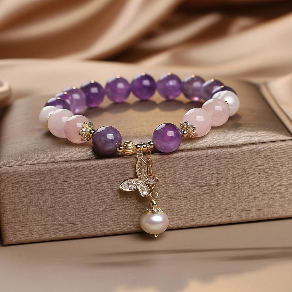 Bracelet en pierres d'améthyste et quartz rose avec un pendentif en forme de papillon orné de zirconiums et une perle nacrée.
