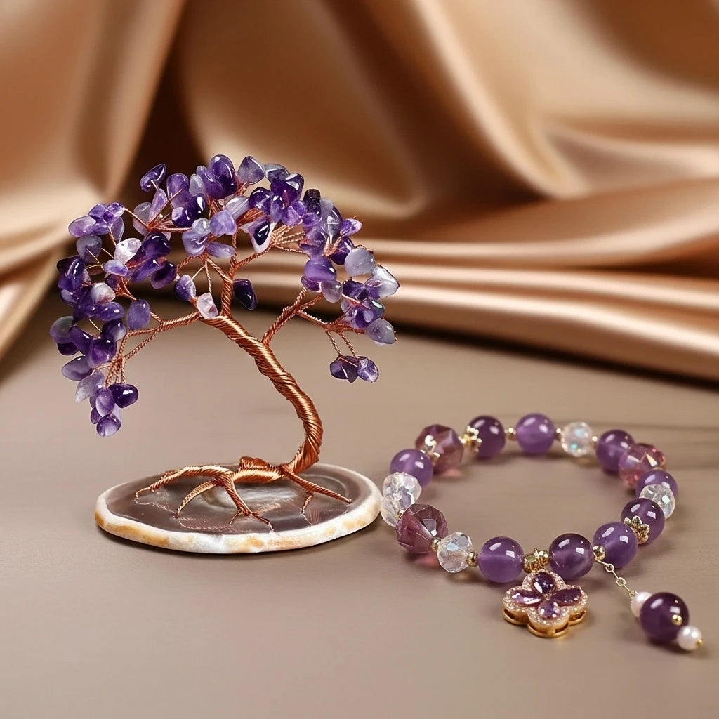 Coffret cadeau Sérénité, un arbre de vie décoratif en améthyste sur un socle en agate et un bracelet assorti orné de pierres d'améthyste et de cristaux.