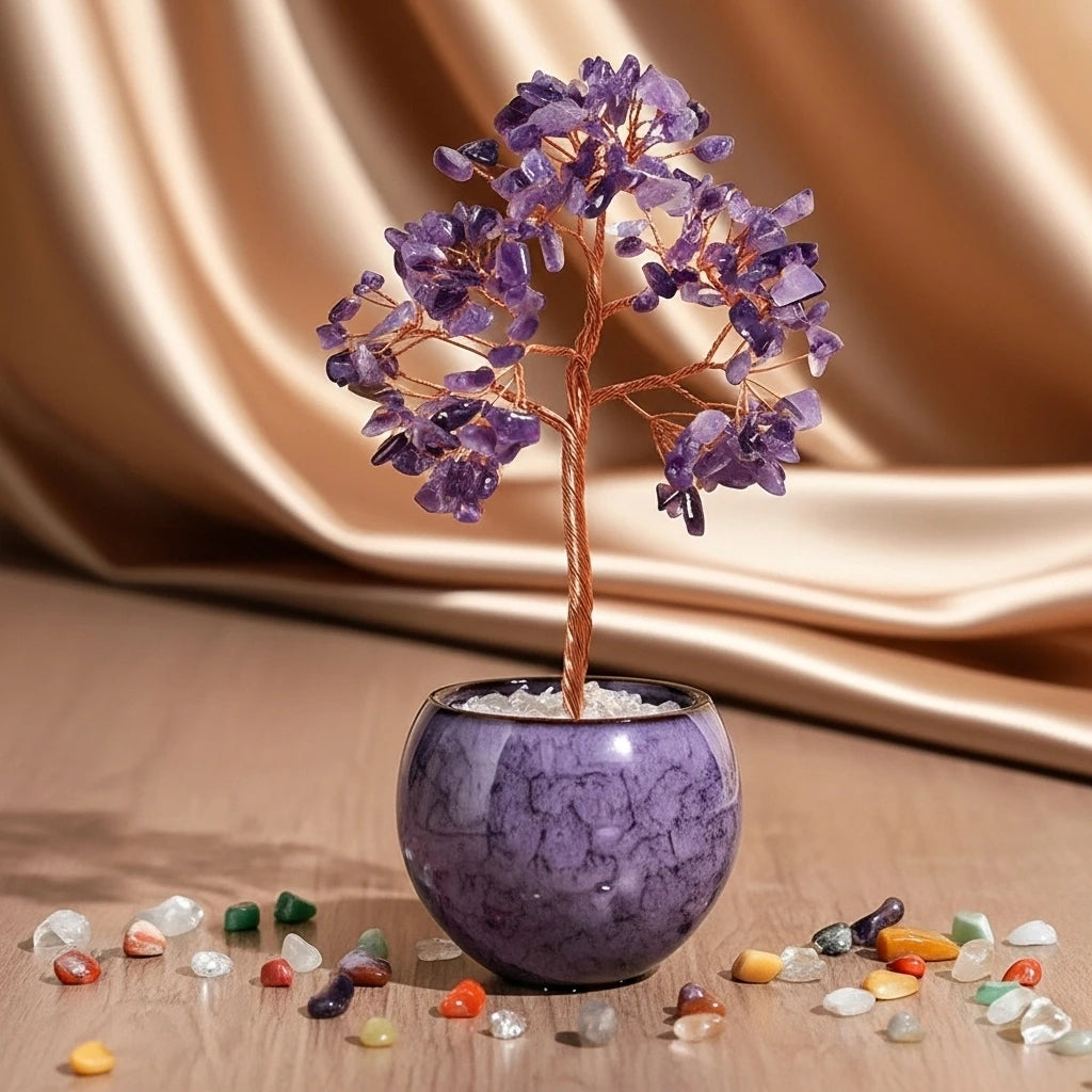 Arbre de vie décoratif en améthyste dans un pot violet avec des pierres colorées éparpillées autour sur un fond de tissu satiné.