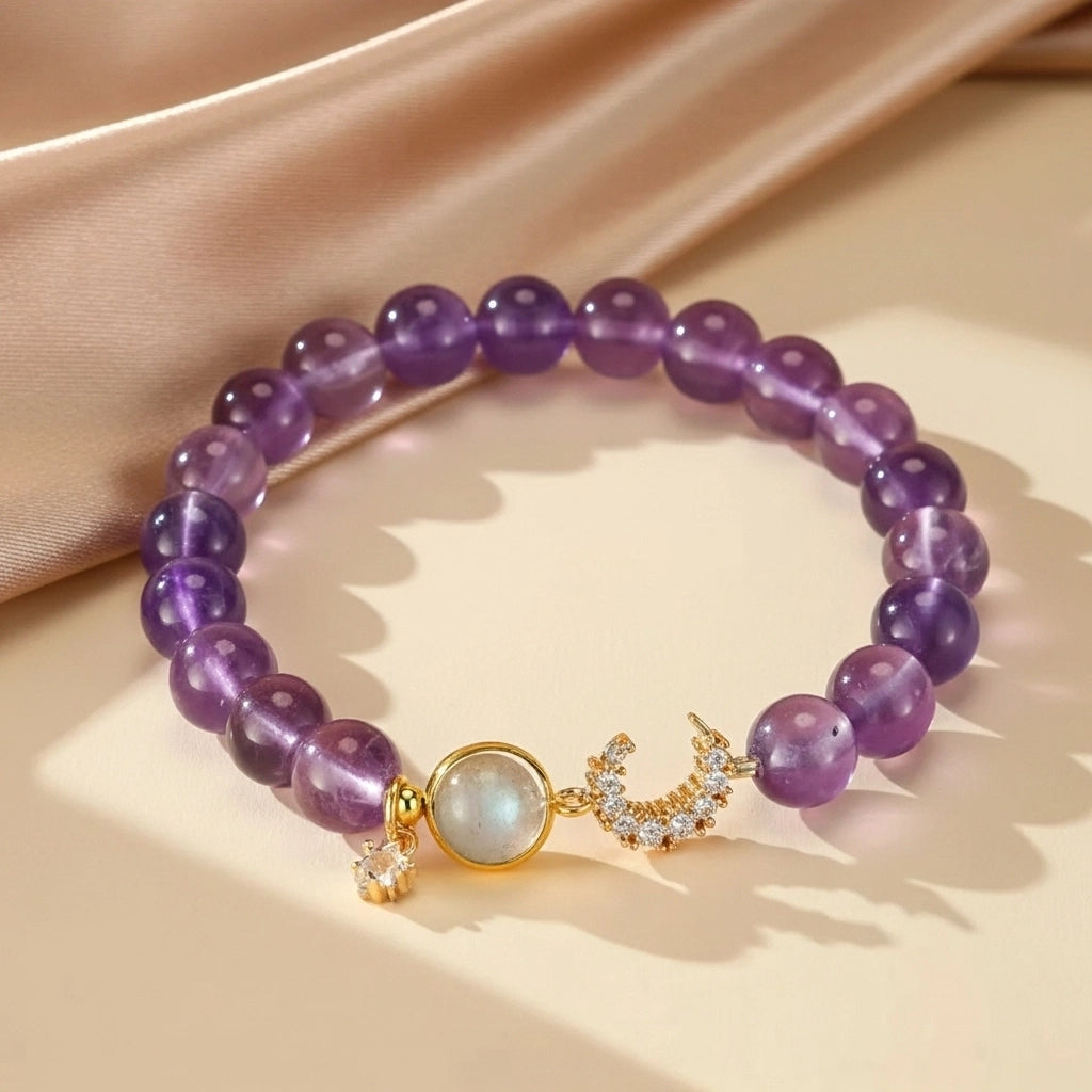 Bracelet "Sérénité" en améthyste avec breloque lune dorée sertie de zircons et une pierre blanche.