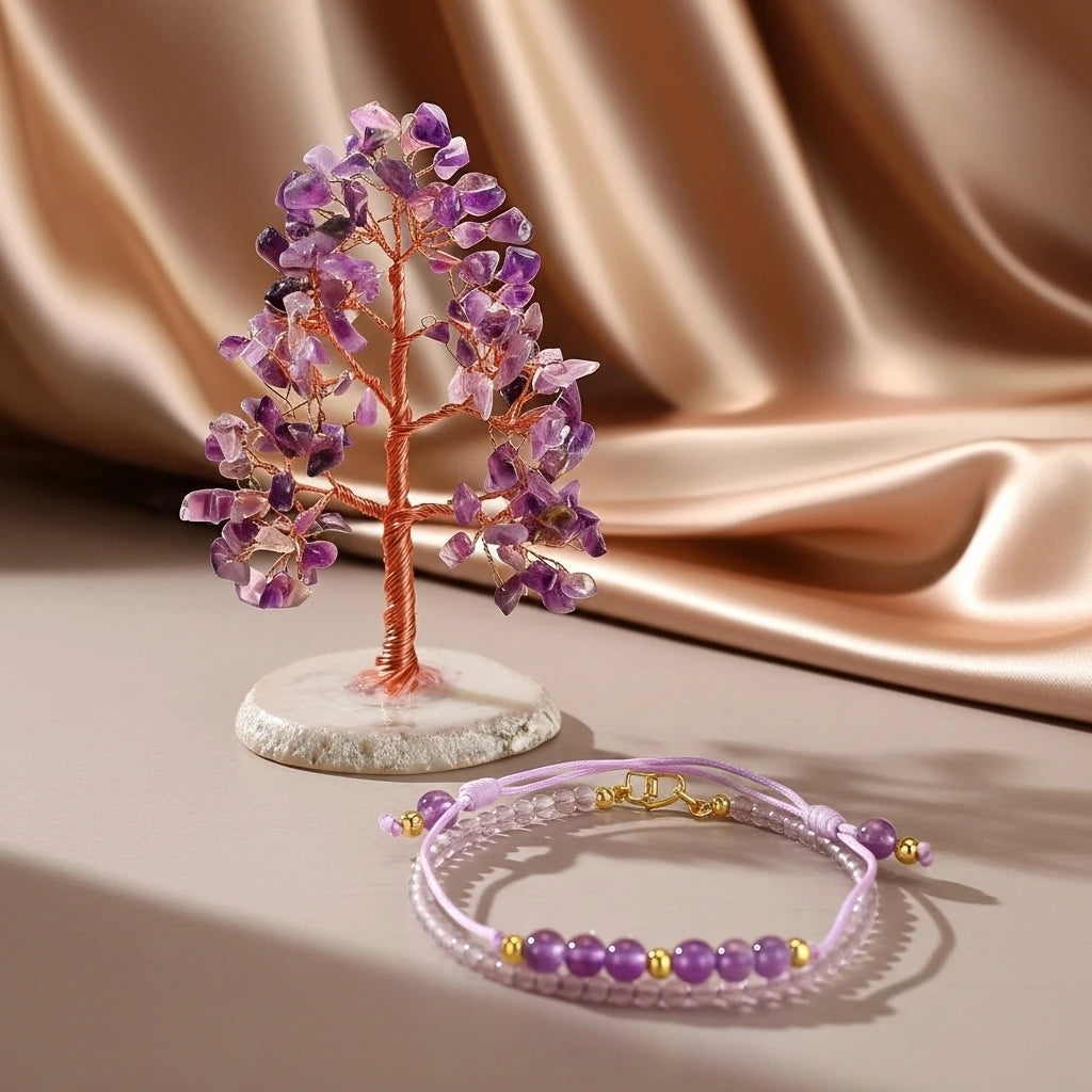 Coffret cadeau Sérénité avec arbre de vie en améthyste et bracelet assorti sur fond satiné beige.