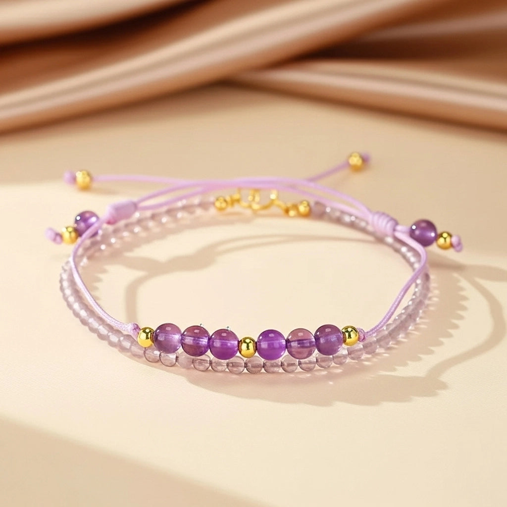 Bracelet ajustable en améthyste et perles violettes claires, orné de petites perles dorées, avec un fermoir coulissant discret.