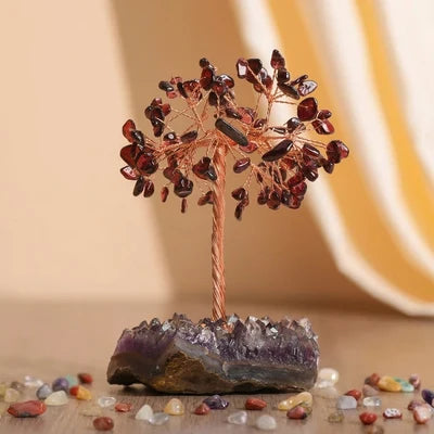 Arbre de Vie "Symphonie Lumineuse" avec des feuilles en pierres naturelles grenat et une base en améthyste brute.